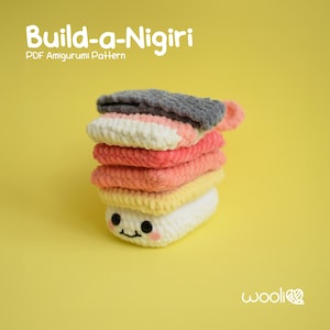 Könnte beinhalten: Ein Stapel bunter, gehäkelter Sushi-Teile mit einem lächelnden Gesicht auf dem unteren Teil. Die Sushi-Teile sind in Grautönen, Rosa, Weiß und Gelb gehalten. Der Text "Build-a-Nigiri PDF Amigurumi Pattern" steht oben.