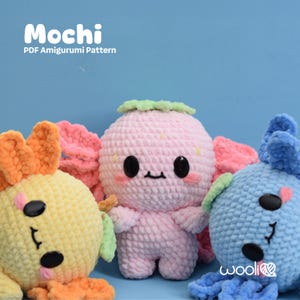 Op de afbeelding: Drie gehaakte amigurumi-speeltjes in geel, roze en blauw. Elk heeft een rond lichaam, zwarte ogen en een lachende mond. Het roze speelgoed heeft roze en groene accenten, het gele heeft oranje en groene, en het blauwe heeft blauwe en groene. De tekst "Mochi" en "PDF Amigurumi Pattern" staan bovenaan.