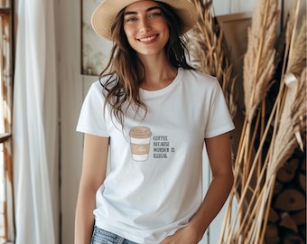 Camiseta para amantes de café, traje para viciados em cafeína, presente para amantes de café, camiseta com paródia de True Crime, camiseta para esposa, namorada, colega de trabalho
