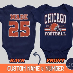 Monos personalizados de fútbol americano de Chicago®, camiseta personalizada para bebé del día del partido de Chicago, camiseta moderna estilo retro vintage de los 80, bonito regalo para baby shower de fútbol americano