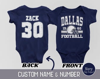 Combinaisons personnalisées Dallas Football, Body bébé personnalisé style rétro années 80 Dallas, T-shirt bébé tendance le jour du match, Cadeaux football baby shower