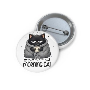 Not A Morning Cat Anstecknadel | Kaffee Katze Motiv im Emaile-Stil mit Grumpy Cat Motiv