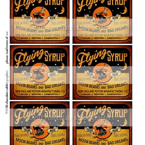 Puede incluir: Cuatro etiquetas de estilo vintage con una bruja volando en una escoba frente a una luna llena. Las etiquetas son de color naranja y negro con el texto "Flying Syrup" en una fuente dorada. El texto "Made from Moon Beams and Bad Dreams" tambi&eacute;n est&aacute; en las etiquetas.