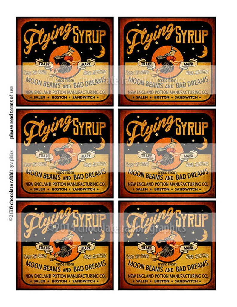 Puede incluir: Cuatro etiquetas de estilo vintage con una bruja volando en una escoba frente a una luna llena. Las etiquetas son de color naranja y negro con el texto "Flying Syrup" en una fuente dorada. El texto "Made from Moon Beams and Bad Dreams" tambi&eacute;n est&aacute; en las etiquetas.