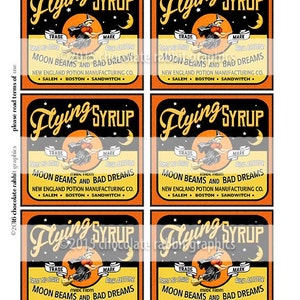 Puede incluir: Cinco etiquetas de estilo vintage con fondo negro y borde naranja. Cada etiqueta presenta una bruja volando en una escoba con una luna creciente y estrellas en el fondo. El texto de la etiqueta dice "Flying Syrup" con el lema "Hecho de rayos de luna y malos sue&ntilde;os". La etiqueta tambi&eacute;n incluye el texto "New England Potion Manufacturing Co. Salem Boston Sandwich."
