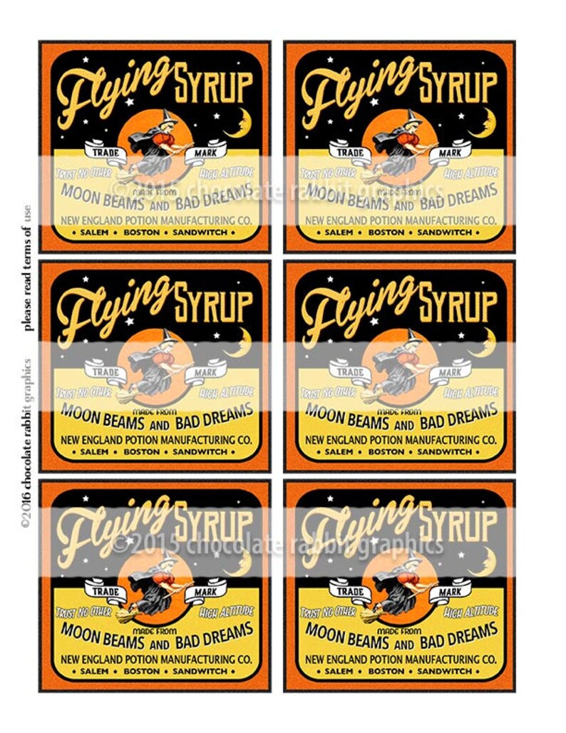 Puede incluir: Cinco etiquetas de estilo vintage con fondo negro y borde naranja. Cada etiqueta presenta una bruja volando en una escoba con una luna creciente y estrellas en el fondo. El texto de la etiqueta dice "Flying Syrup" con el lema "Hecho de rayos de luna y malos sue&ntilde;os". La etiqueta tambi&eacute;n incluye el texto "New England Potion Manufacturing Co. Salem Boston Sandwich."