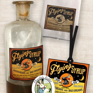 Puede incluir: Una etiqueta de estilo vintage para "Flying Syrup" hecha de rayos de luna y malas sue&ntilde;os. La etiqueta presenta una bruja volando en una escoba con una luna creciente y estrellas en el fondo. El texto "Trade Mark High Altitude" est&aacute; impreso en la etiqueta. La etiqueta est&aacute; impresa en un fondo marr&oacute;n con texto en blanco y negro.