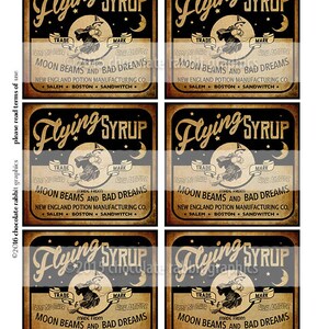 Puede incluir: Cuatro etiquetas de estilo vintage para "Flying Syrup" con una bruja volando en una escoba. Las etiquetas son negras con texto e ilustraciones doradas. El texto dice "Flying Syrup", "Trade", "Trust No Other", "Mark", "High Altitude", "Made From", "Moon Beams and Bad Dreams", "New England Potion Manufacturing Co.", "Salem", "Boston" y "Sandwich".