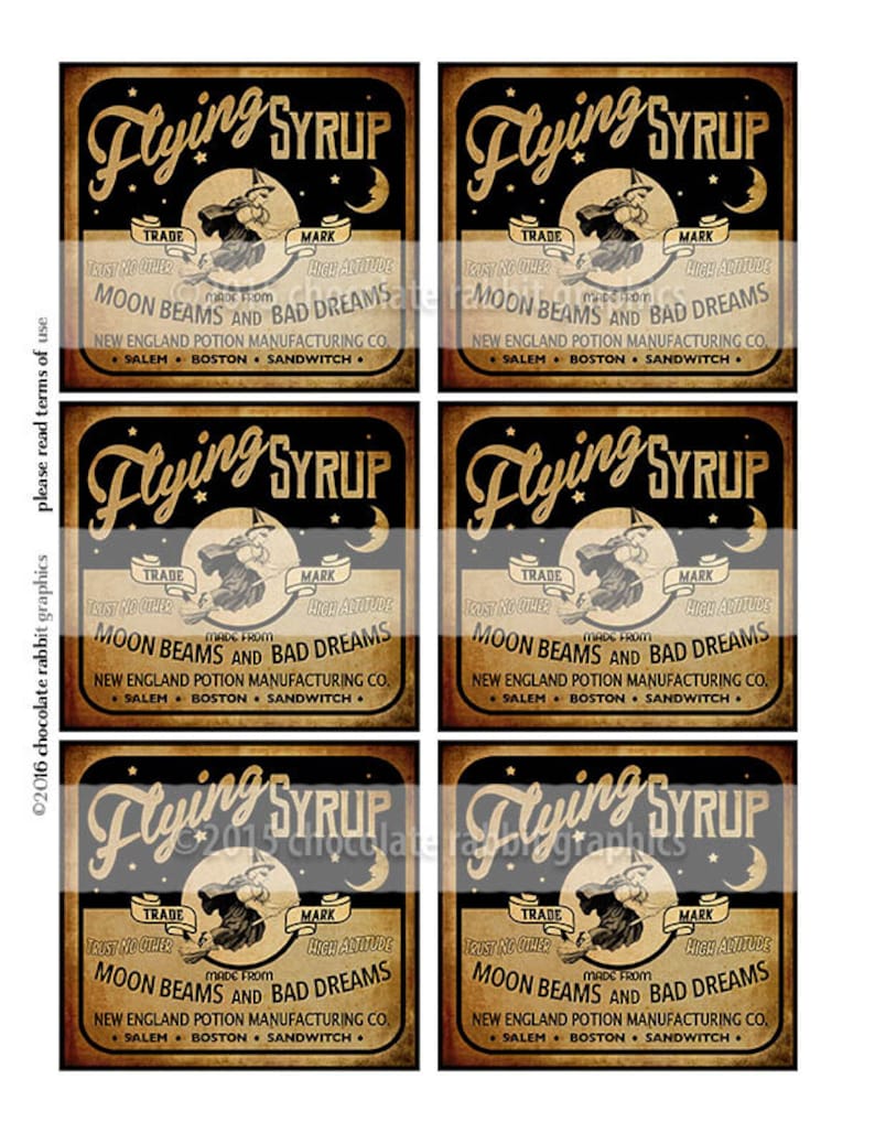 Puede incluir: Cuatro etiquetas de estilo vintage para "Flying Syrup" con una bruja volando en una escoba. Las etiquetas son negras con texto e ilustraciones doradas. El texto dice "Flying Syrup", "Trade", "Trust No Other", "Mark", "High Altitude", "Made From", "Moon Beams and Bad Dreams", "New England Potion Manufacturing Co.", "Salem", "Boston" y "Sandwich".