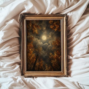 Könnte beinhalten: Ein rechteckiges Wandbild in einem verzierten Goldrahmen, das eine dunkle, atmosphärische Waldszene bei Nacht zeigt. Das Bild stellt einen hellen Vollmond in der Mitte eines bewölkten Himmels dar, umgeben von hohen Bäumen mit orangefarbenem und braunem Herbstlaub.