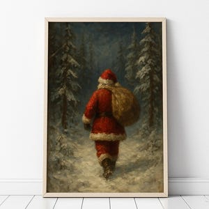 Puede incluir: Una impresión enmarcada representa a Papá Noel caminando por un bosque nevado. Viste un traje y sombrero rojos, llevando un gran saco sobre el hombro. La obra de arte tiene un estilo vintage y pictórico, con árboles cubiertos de nieve al fondo.