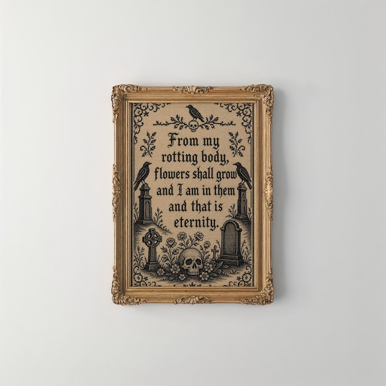 Puede incluir: Un cuadro decorativo con una ilustraci&oacute;n en tinta negra sobre fondo beige. El dise&ntilde;o incluye una calavera, l&aacute;pidas y cuervos, con el texto: From my rotting body, flowers shall grow and I am in them and that is eternity.