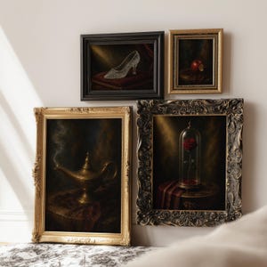 Pu&ograve; includere: Quattro stampe da parete incorniciate con nature morte scure e suggestive: una scarpetta di cristallo su un cuscino rosso, una mela rossa morsicata, una lampada a olio dorata con fumo e una rosa rossa sotto una campana di vetro su un tavolo.