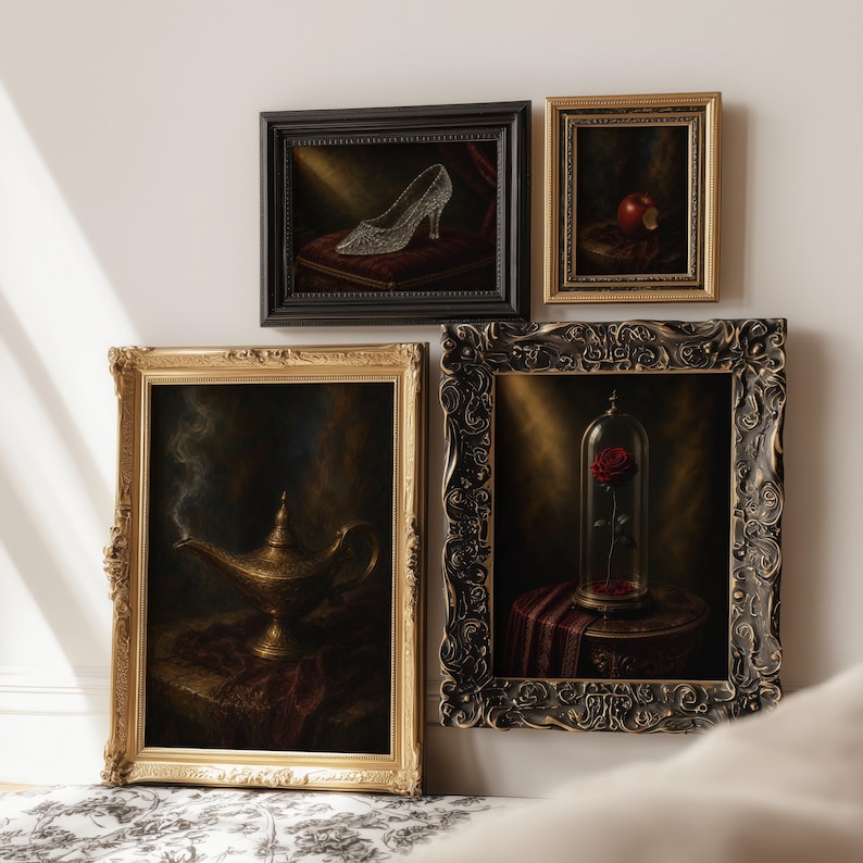 Pu&ograve; includere: Quattro stampe da parete incorniciate con nature morte scure e suggestive: una scarpetta di cristallo su un cuscino rosso, una mela rossa morsicata, una lampada a olio dorata con fumo e una rosa rossa sotto una campana di vetro su un tavolo.