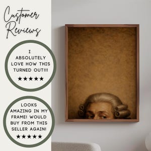 Pu&ograve; includere: Opera d'arte incorniciata con un ritratto di una persona con una parrucca impolverata, che sbuca dal basso. L'opera ha uno sfondo marrone e una cornice in legno scuro. Le recensioni dei clienti sono visibili sul lato sinistro.