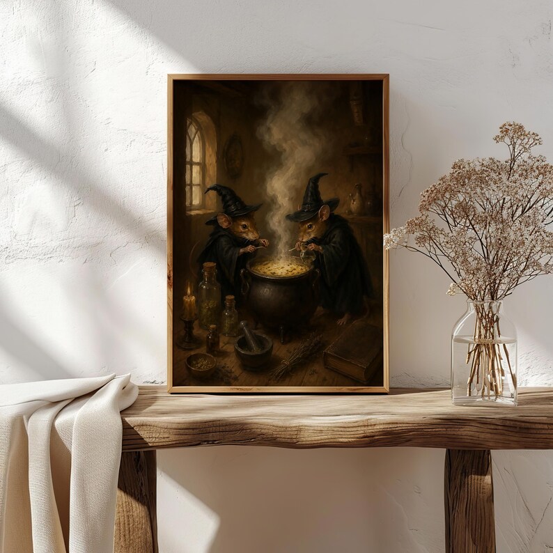 Op de afbeelding: Een ingelijste muurkunstprint met twee muizen in zwarte puntmutsen en gewaden, staand rond een rokende zwarte ketel in een donkere kamer. De sc&egrave;ne bevat glazen flessen, een vijzel met stamper en een boek op een houten ondergrond.