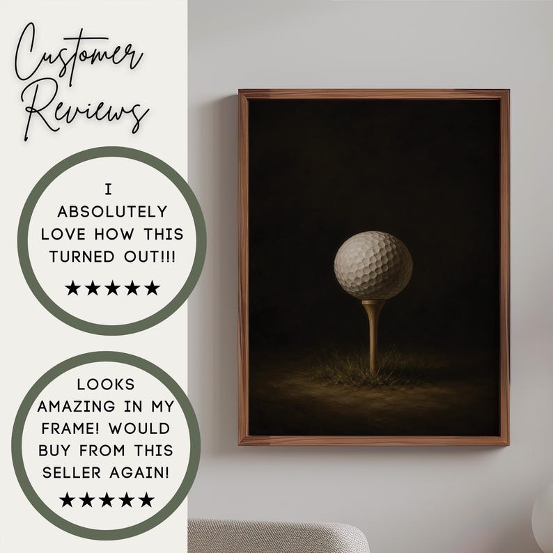 Op de afbeelding: Een ingelijste kunstprint met een witte golfbal op een houten tee tegen een donkere, sfeervolle achtergrond. Het kunstwerk zit in een eenvoudige bruine lijst en toont de textuur van de bal en het gras eronder in detail.