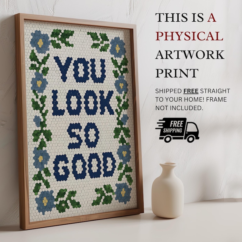 Puede incluir: Impresi&oacute;n art&iacute;stica enmarcada con el texto "YOU LOOK SO GOOD" en azul marino, rodeada por un borde floral. La impresi&oacute;n est&aacute; en un marco de madera clara. Un jarr&oacute;n blanco est&aacute; al lado de la obra de arte.