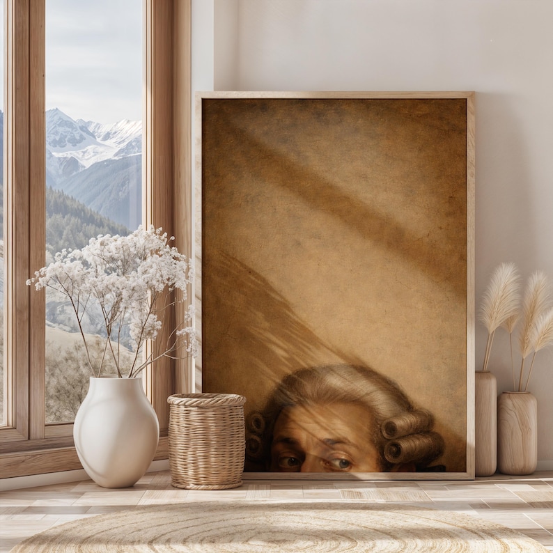 Pu&ograve; includere: Stampa incorniciata con un ritratto vintage di una persona con parrucca impomatata. L'opera d'arte ha una tonalit&agrave; seppia ed &egrave; esposta in una stanza con luce naturale e vasi decorativi.
