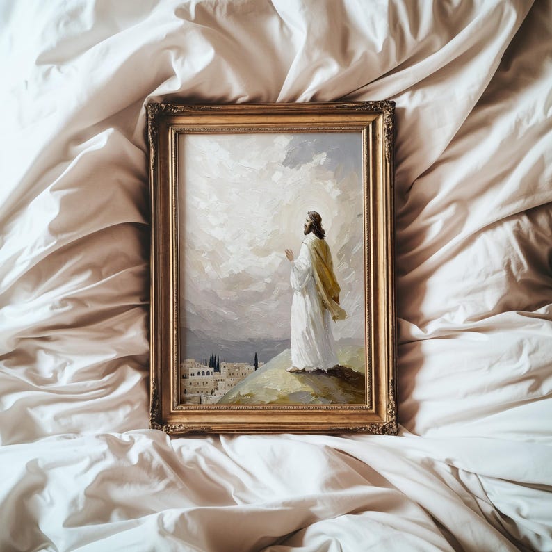 Pu&ograve; includere: Un dipinto a olio incorniciato raffigurante una figura con una veste bianca e uno scialle dorato, in piedi su una collina che si affaccia su una citt&agrave;. La figura guarda verso un cielo luminoso e nuvoloso con le mani giunte, in una cornice dorata.