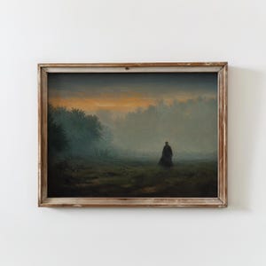 Op de afbeelding: Een ingelijst olieverfschilderij met een eenzame figuur in een donkere mantel in een mistig, grasrijk veld bij schemering. De horizon gloeit met oranje licht achter een dichte rij bomen, terwijl de voorgrond in diepe, donkergroene schaduwen blijft.