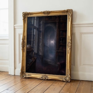 Peut inclure: Une grande œuvre d'art murale rectangulaire représentant une bibliothèque sombre et atmosphérique avec une porte arquée lumineuse, encadrée dans un cadre doré orné avec des détails sculptés complexes sur les bords et les coins.