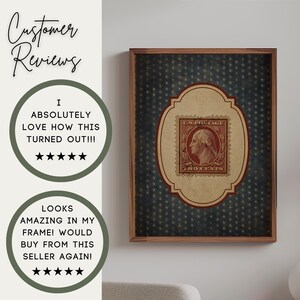 Op de afbeelding: Een ingelijst kunstwerk met een vintage Amerikaanse postzegel met een portret van George Washington. De postzegel staat in een decoratieve lijst met een donkerblauwe achtergrond en een patroon van kleine gouden sterren. Het kunstwerk zit in een houten lijst.