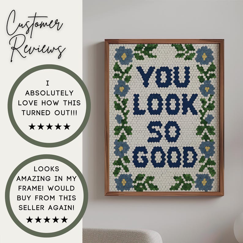 Puede incluir: Obra de arte enmarcada con las palabras "YOU LOOK SO GOOD" en azul marino, rodeada por un borde floral. La obra est&aacute; en un marco de madera y presenta un dise&ntilde;o tipo mosaico. Las rese&ntilde;as de los clientes son visibles a la izquierda.