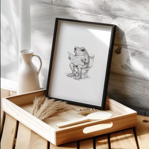 Impresión de sapo en el inodoro / Rana divertida leyendo en el baño / Dibujo peculiar de sapo / Rana del baño / Regalo divertido para decorar el baño imagen 5