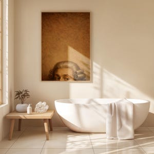 Pu&ograve; includere: Un bagno con una vasca ovale bianca e un ritratto incorniciato di un uomo con parrucca impolverata. Un tavolino di legno contiene asciugamani arrotolati, una pianta e una bottiglia.
