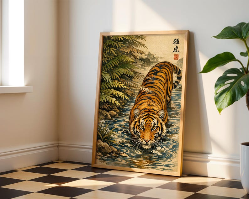Puede incluir: Impresi&oacute;n art&iacute;stica enmarcada que representa un tigre en un arroyo, de inspiraci&oacute;n japonesa. El tigre tiene rayas naranjas y negras, con detalles de agua y follaje. El marco es de madera clara.
