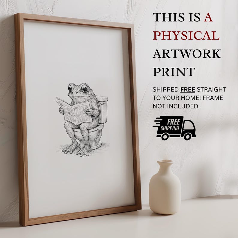 Puede incluir: Una impresi&oacute;n art&iacute;stica enmarcada con una ilustraci&oacute;n detallada en blanco y negro de una rana sentada en un inodoro leyendo un peri&oacute;dico. El texto dice: "THIS IS A PHYSICAL ARTWORK PRINT".