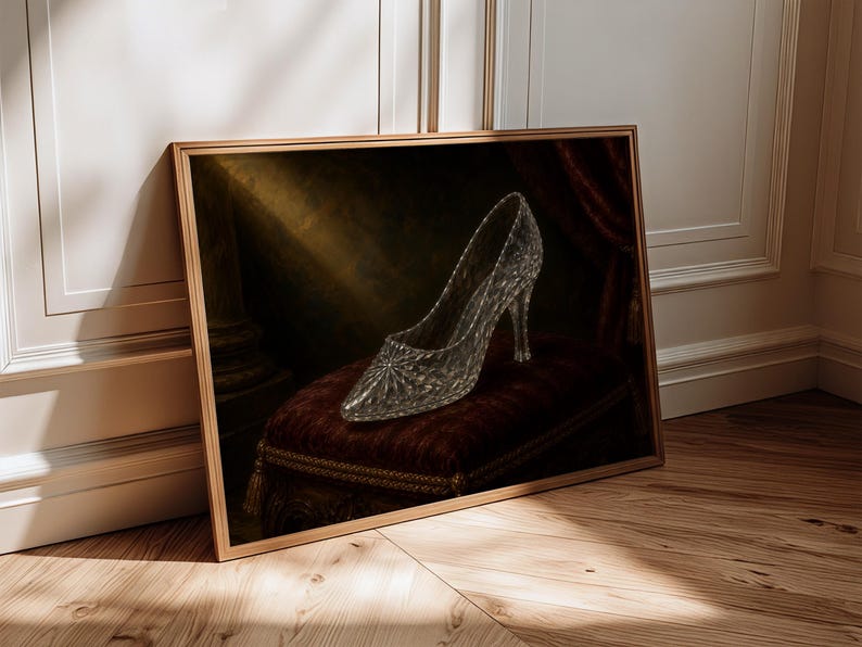 Pu&ograve; includere: Una stampa artistica incorniciata raffigurante una scarpa con tacco trasparente e testurizzata appoggiata su un cuscino di velluto rosso scuro. La scarpa presenta una punta affusolata e un tacco sottile su uno sfondo scuro e suggestivo.