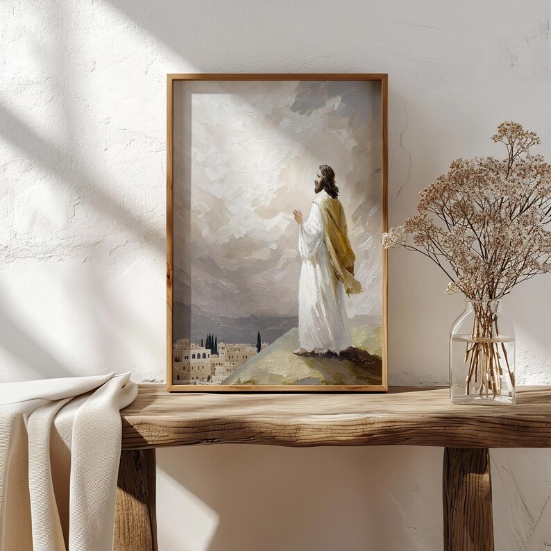 Pu&ograve; includere: Una stampa artistica da parete incorniciata che raffigura una figura con una veste bianca e uno scialle color marrone chiaro su una collina che si affaccia su una citt&agrave; di pietra. Il cielo nuvoloso e luminoso mostra pennellate in toni neutri.
