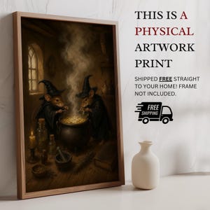 Op de afbeelding: Een ingelijste kunstdruk met twee muizen in zwarte tovenaarsmutsen en gewaden die rond een rokende ketel staan in een donkere kamer. De sc&egrave;ne bevat een kaars, glazen flessen, een vijzel met stamper en een boek op een houten tafel.