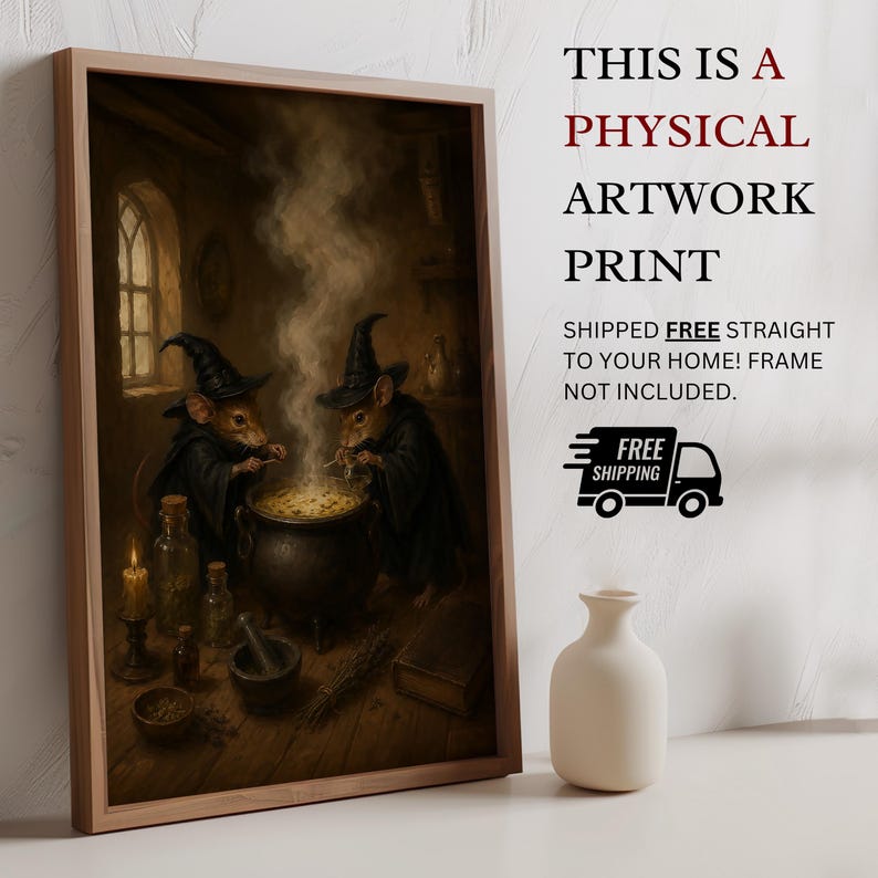 Op de afbeelding: Een ingelijste kunstdruk met twee muizen in zwarte tovenaarsmutsen en gewaden die rond een rokende ketel staan in een donkere kamer. De sc&egrave;ne bevat een kaars, glazen flessen, een vijzel met stamper en een boek op een houten tafel.