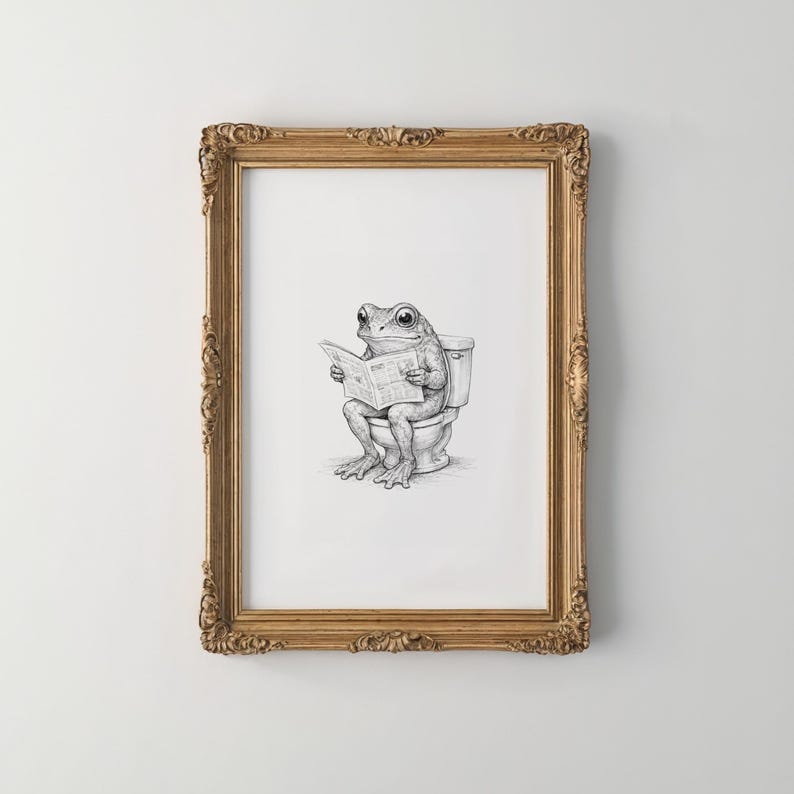 Puede incluir: Ilustraci&oacute;n en blanco y negro enmarcada que representa una rana leyendo un peri&oacute;dico en un inodoro. La obra de arte est&aacute; presentada en un marco dorado ornamentado, a&ntilde;adiendo un toque de elegancia a la escena caprichosa.