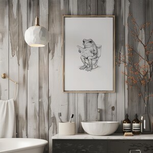 Impresión de sapo en el inodoro / Rana divertida leyendo en el baño / Dibujo peculiar de sapo / Rana del baño / Regalo divertido para decorar el baño imagen 4