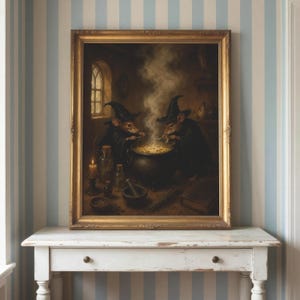 Op de afbeelding: Een ingelijste kunstdruk met twee muizen in puntige zwarte hoeden en gewaden, staand boven een rokende zwarte ketel. De sc&egrave;ne bevat glazen flessen, een vijzel met stamper en een boek op een houten tafel in een donkere kamer.