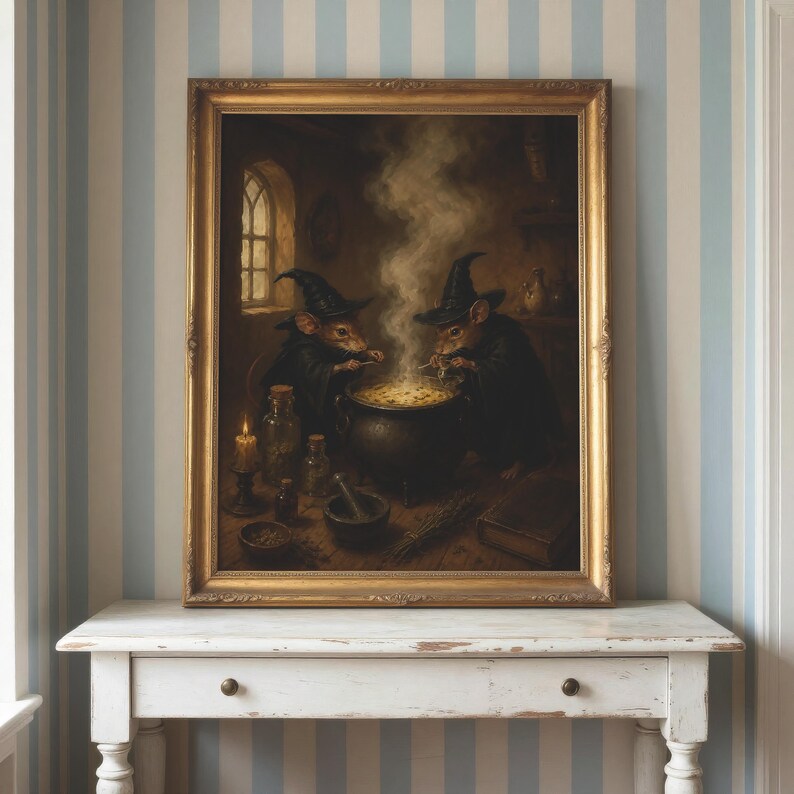 Op de afbeelding: Een ingelijste kunstdruk met twee muizen in puntige zwarte hoeden en gewaden, staand boven een rokende zwarte ketel. De sc&egrave;ne bevat glazen flessen, een vijzel met stamper en een boek op een houten tafel in een donkere kamer.
