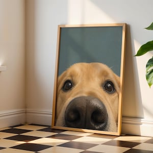 Puede incluir: Una impresi&oacute;n de arte mural enmarcada rectangular que presenta un retrato en primer plano de un perro golden retriever. El perro tiene pelaje dorado claro, ojos marrones oscuros y una nariz negra prominente sobre un fondo azul verdoso.