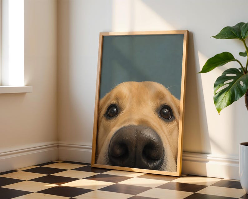Puede incluir: Una impresi&oacute;n de arte mural enmarcada rectangular que presenta un retrato en primer plano de un perro golden retriever. El perro tiene pelaje dorado claro, ojos marrones oscuros y una nariz negra prominente sobre un fondo azul verdoso.