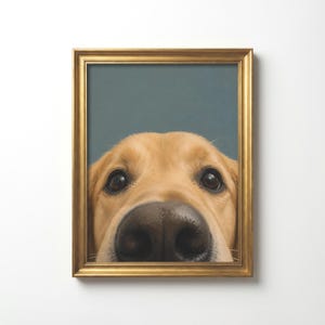 Puede incluir: Una l&aacute;mina de arte enmarcada que muestra un retrato en primer plano de un perro de color dorado con una nariz grande y oscura centrada en el marco. El perro tiene ojos oscuros y expresivos sobre un fondo azul gris&aacute;ceo s&oacute;lido en un marco dorado.