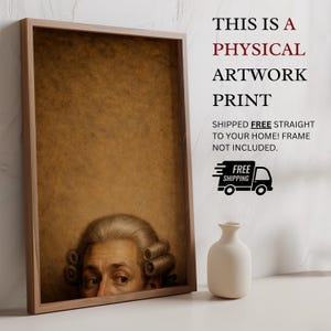 Pu&ograve; includere: Una stampa artistica incorniciata con un ritratto di un uomo con una parrucca impolverata. L'opera d'arte ha uno sfondo marrone e una cornice in legno marrone chiaro. Il testo sull'immagine dice "THIS IS A PHYSICAL ARTWORK PRINT".