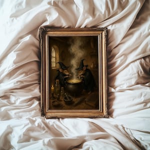 Op de afbeelding: Een rechthoekig ingelijst kunstwerk aan de muur met een illustratie van twee muizen met puntmutsen en donkere gewaden, staand boven een rokende zwarte ketel in een schemerige kamer met glazen flessen, een vijzel en een boek.