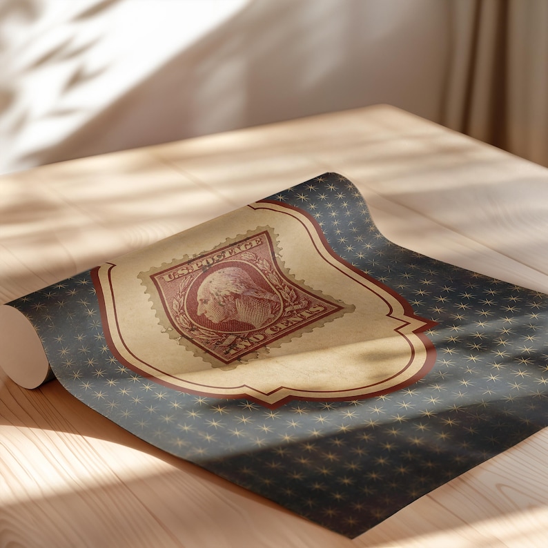 Op de afbeelding: Opgestapeld papier in vintage-stijl met een groot postzegelontwerp. De postzegel toont George Washington en de tekst "US Postage Two Cents". Het papier heeft een donkerblauwe achtergrond met gouden sterpatronen en een cr&egrave;mekleurige postzegelrand.