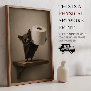 Puede incluir: Una impresi&oacute;n art&iacute;stica enmarcada que muestra un peque&ntilde;o murci&eacute;lago de pelaje oscuro de pie sobre un estante de madera y sosteniendo un rollo de papel higi&eacute;nico blanco. El texto a la derecha dice: THIS IS A PHYSICAL ARTWORK PRINT SHIPPED FREE STRAIGHT TO YOUR HOME!