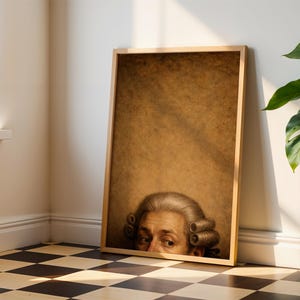 Pu&ograve; includere: Un ritratto incorniciato di un uomo con una parrucca impolverata, con uno sfondo color seppia. L'opera d'arte &egrave; appoggiata a una parete bianca, con un pavimento a scacchi e una pianta in vaso a destra.