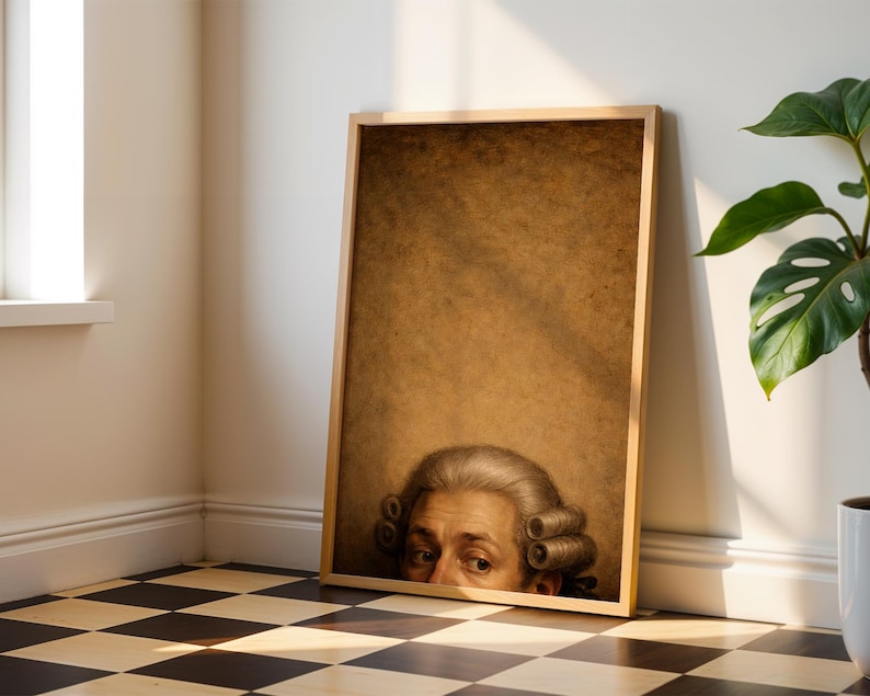Pu&ograve; includere: Un ritratto incorniciato di un uomo con una parrucca impolverata, con uno sfondo color seppia. L'opera d'arte &egrave; appoggiata a una parete bianca, con un pavimento a scacchi e una pianta in vaso a destra.
