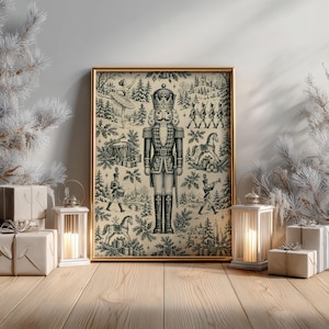 Könnte beinhalten: Ein gerahmter, rechteckiger Wandkunstdruck mit einer zentralen Nussknackerfigur, umgeben von einer detaillierten schwarz-weißen Illustration einer Ballerina, Spielzeugsoldaten, Schaukelpferden, Trommeln und Winterwaldszenen auf cremefarbenem Grund.